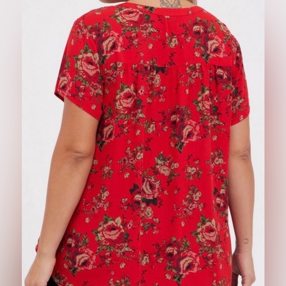 🌹 Torrid 6X Hi-Lo Red Floral Top - Picture 3 of 10